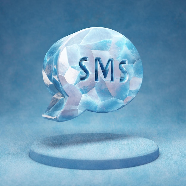 Значок SMS. Треснувший синий ледяной символ SMS на подиуме синего снега. Значок социальных средств массовой информации для веб-сайта, презентации, элемента шаблона дизайна. 3D визуализация.