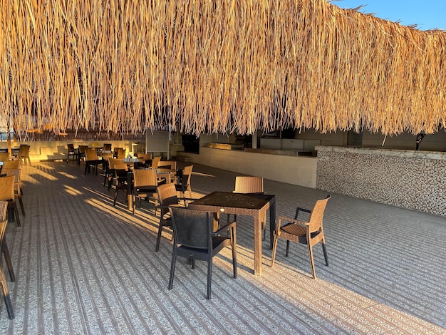 Photo snack bar with snacks and soft drinks and a thatched roof on the beach in a hotel