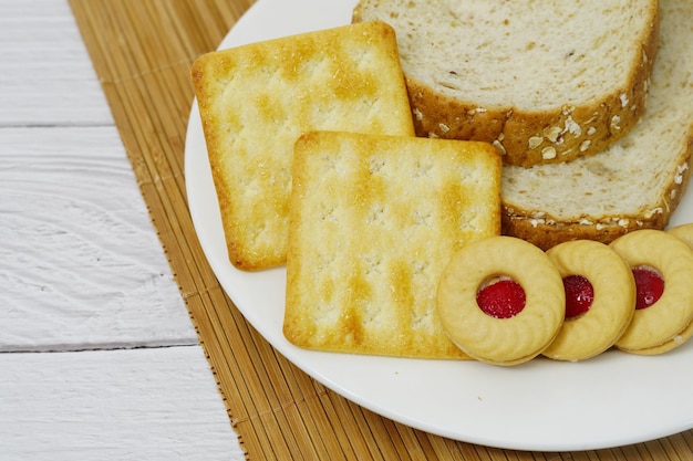 Snack cookies afbeelding op witte houten achtergrond