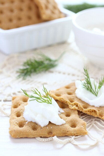 Snack crackers met roomkaas en dille