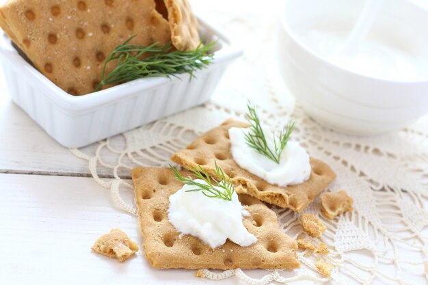 Snack crackers with cream cheese and dill