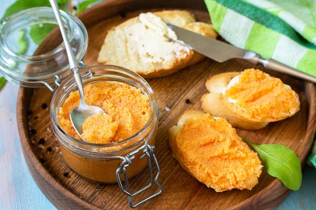 Snack of ontbijt Broodjes met boter en gezouten kaviaar op een houten keukentafel