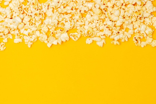 Фото Закуска из концепции фильма сладкий попкорн сложен на желтом фоне