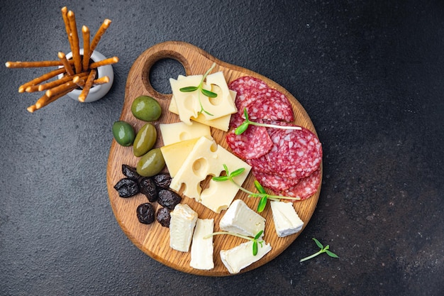 Photo snack plate cheese sausage olive bread stick fresh appetizer healthy meal food diet snack