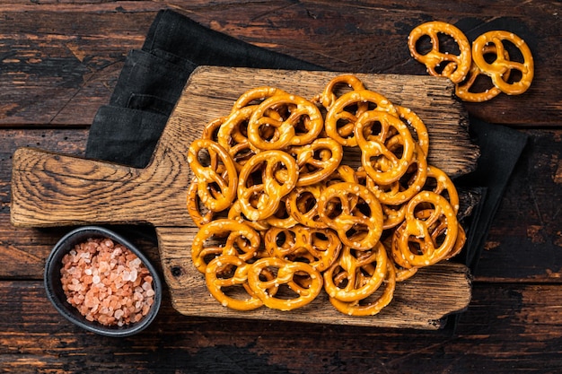 Spuntino pretzel croccante salato su tavola di legno sfondo in legno vista dall'alto