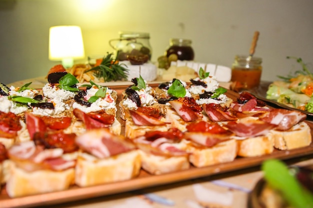 Foto snack table, catering, cibo per gli ospiti