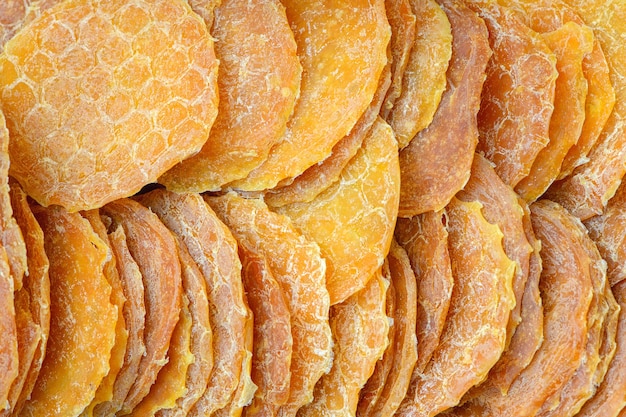 Snack tot bier, chips van visvlees. macro detail achtergrond.