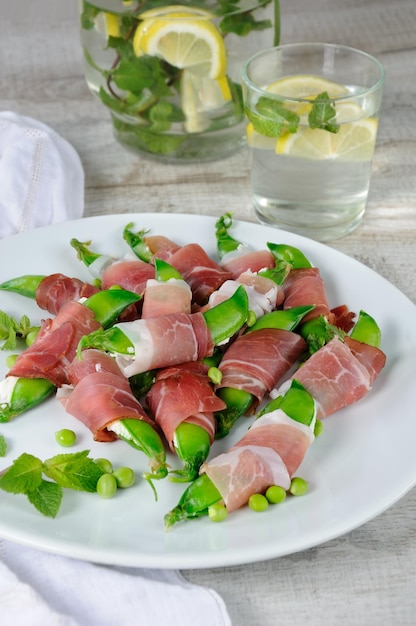 Foto snack van doperwten en ham