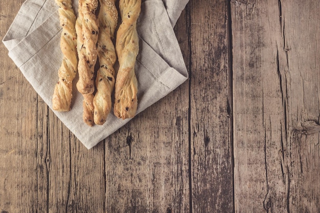 Snack van Grissini broodstengels op een houten ondergrond Tapasreep Zelfgemaakte broodstengels