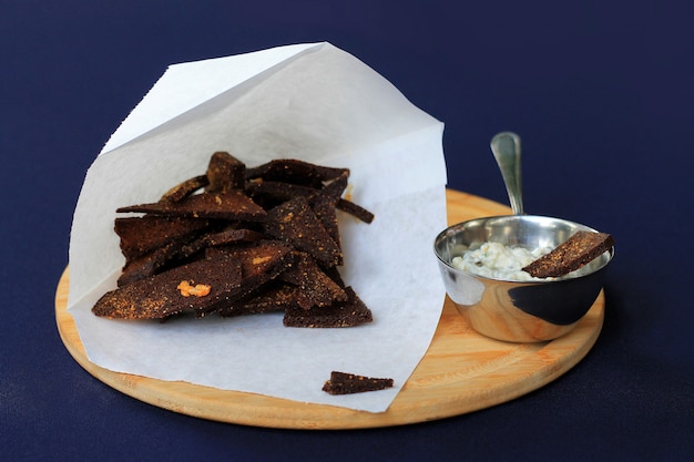 Snack van toast, crackers met knoflook en saus. Kopieer ruimte.