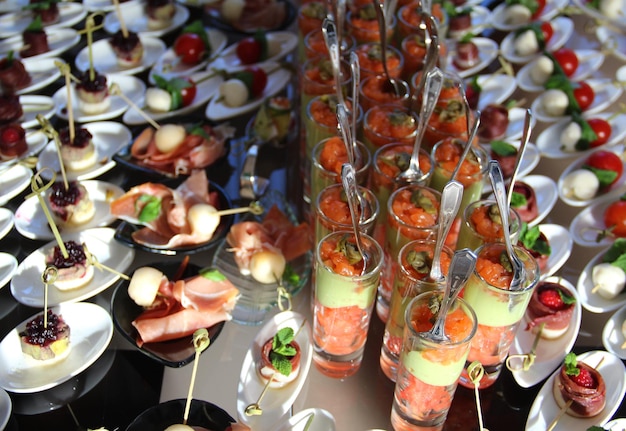 Snack voorgerechten en shot glazen hapjes bovenaanzicht stock foto