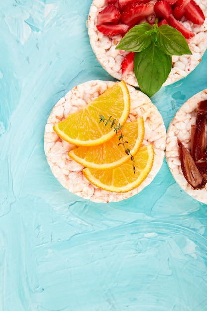 Foto spuntino con pane croccante di riso e frutta fresca