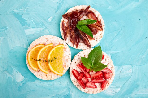 Snack with rice crispbread and fresh fruits