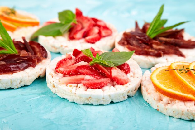 Foto spuntino con pane croccante di riso e frutta fresca