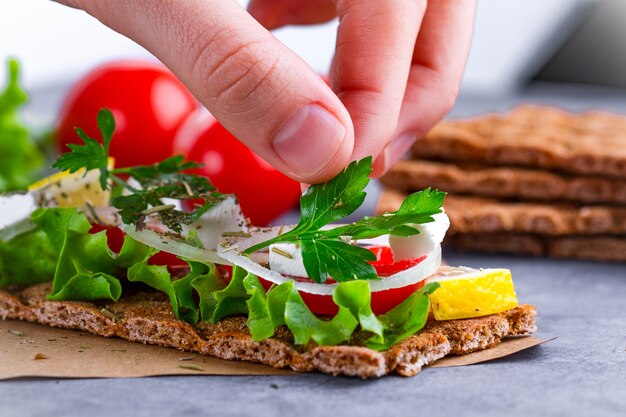 Snackbrood en geschiktheid die met groenten eten