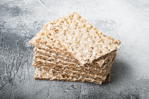 Snackbroodset met weinig calorieën, op grijze stenen tafel