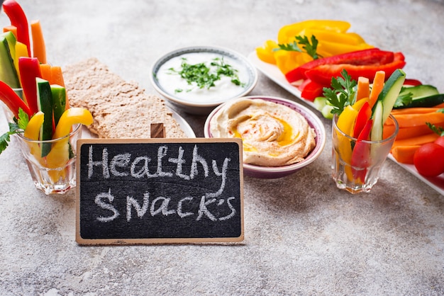 Foto snack bar. bastoncini di verdure e hummus