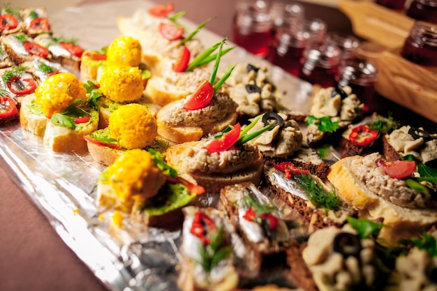 Snacks, broodjes, buffet. Lekkernijen en snacks op de bankettafel. Restaurant ter plaatse.