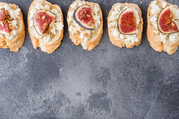 Snacks bruschetta met kwark, walnoot en honing en vijgen