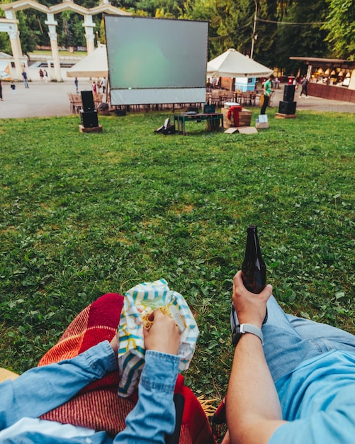 Snacks eten bier drinken film in openluchtbioscoop