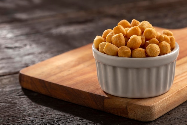 Snacks in schaaltje op tafel