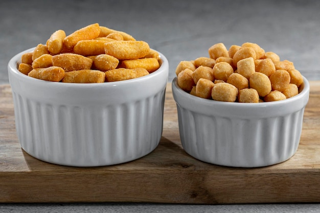 Snacks in schaaltje op tafel