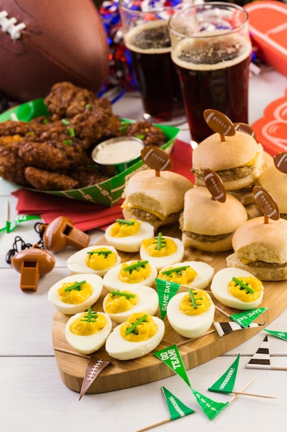 Snacks voor het kijken naar een voetbalwedstrijd. Super Bowl-dagfeest.