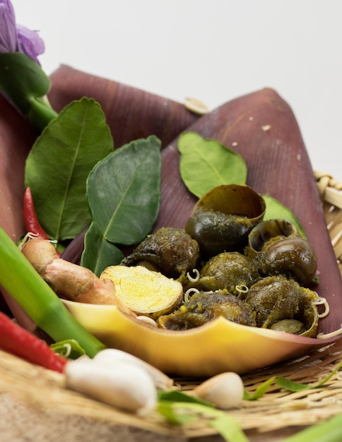 Photo snail fries with lemongrass