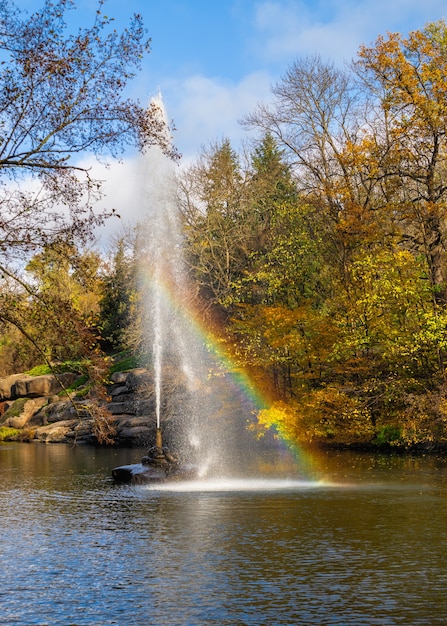 晴れた秋の日に、ウクライナのウマニにあるソフィーイウカ樹木園またはソフィーイウカ公園のヘビの噴水