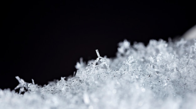 Foto istantanea di un piccolo fiocco di neve scattata durante una nevicata