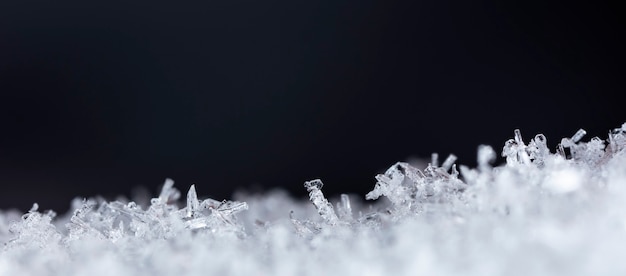 降雪時に撮影された小さな雪の結晶のスナップショット