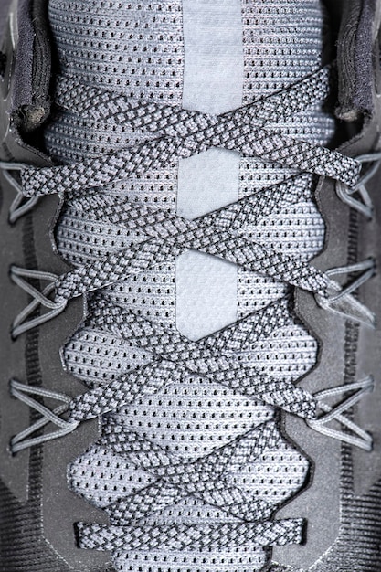 Foto sneakers close-up schoenveters van nieuwe sportschoenen in grijze veters sneakers close-up bovenaanzicht mesh elastiek