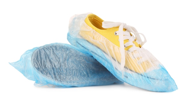 Sneakers in blauwe schoenbedekkingen geïsoleerd op wit