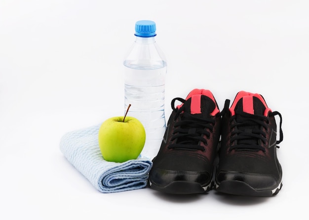 Sneakers met flesje water met appel