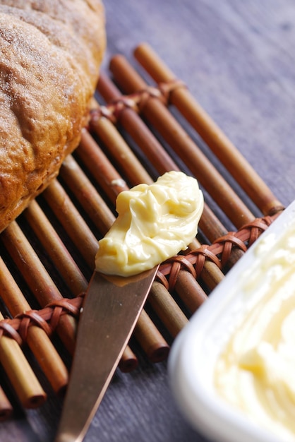 Sneetje boter met brood op tafel