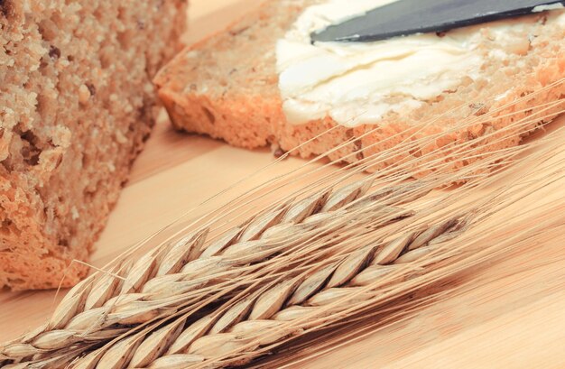 Sneetje brood met boter en korenaren