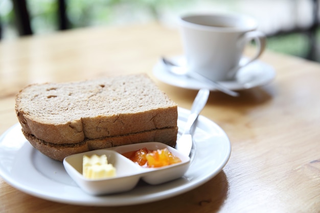 Sneetje brood met sinaasappeljam op hout achtergrond