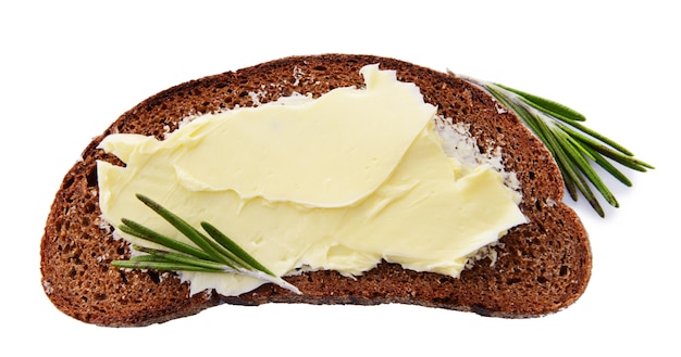 Sneetje roggebrood met boter geïsoleerd op wit