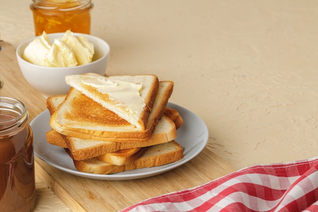 Sneetje vers brood met boter en jam op tafel