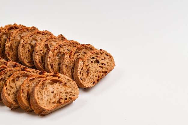 Sneetjes brood geïsoleerd op wit.