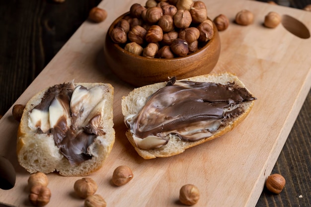 Foto sneetjes brood met chocoladeboter op tafel