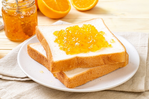 Sneetjes brood met sinaasappeljam als ontbijt