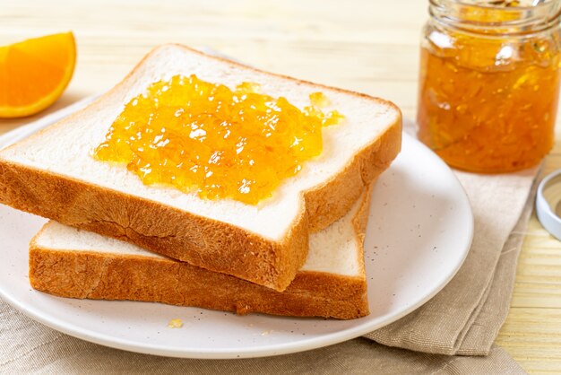 Sneetjes brood met sinaasappeljam