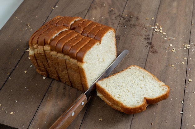 Sneetjes brood op een houten bureau