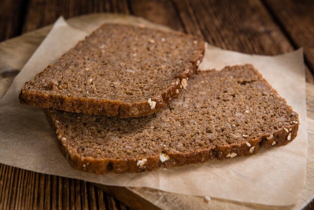 Sneetjes bruin brood