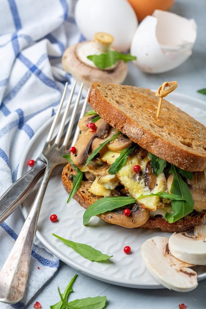 Sneetjes geroosterd brood met ei en champignons