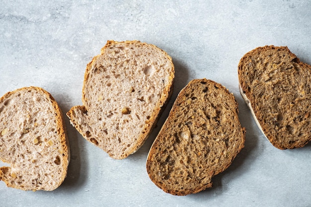 Sneetjes rogge en volkoren brood Bovenaanzicht