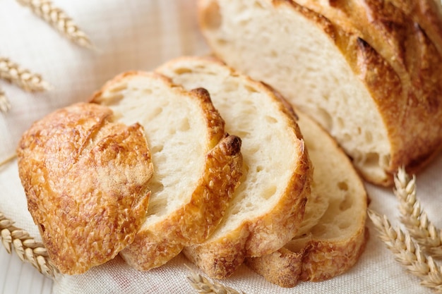 Sneetjes tarwebrood op handdoek selectieve focus