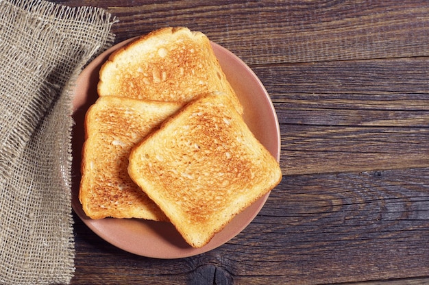 Sneetjes toastbrood op houten ondergrond, bovenaanzicht