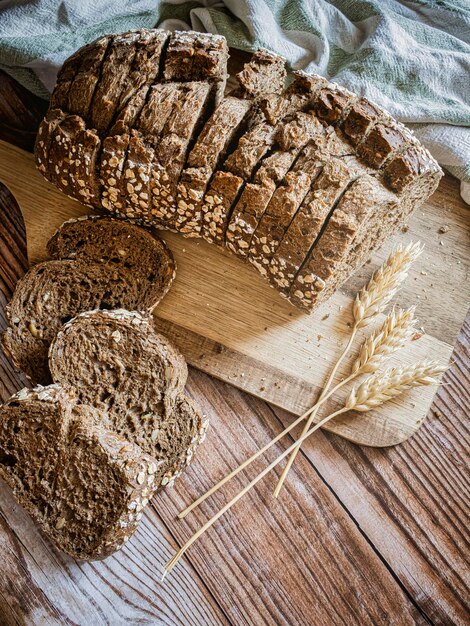 Sneetjes vers brood en korenaren op een rustieke tafel